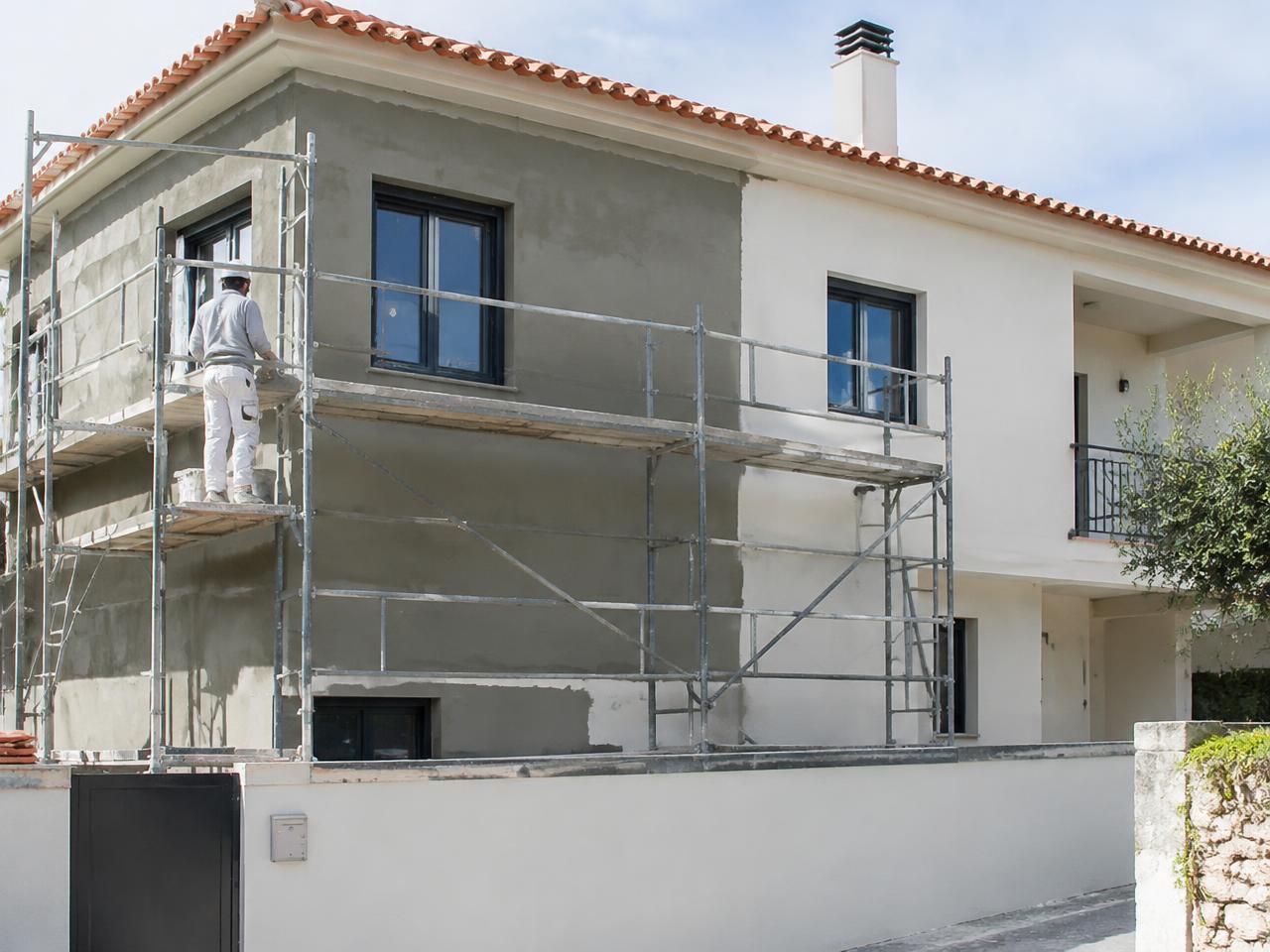 Fachada de moradia em renovação com andaime — imagem ilustrativa